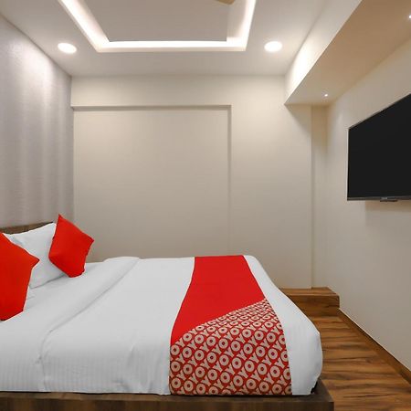 OYO Hotel 75323 Hotel Shree Nivas Ahmedabad Buitenkant foto