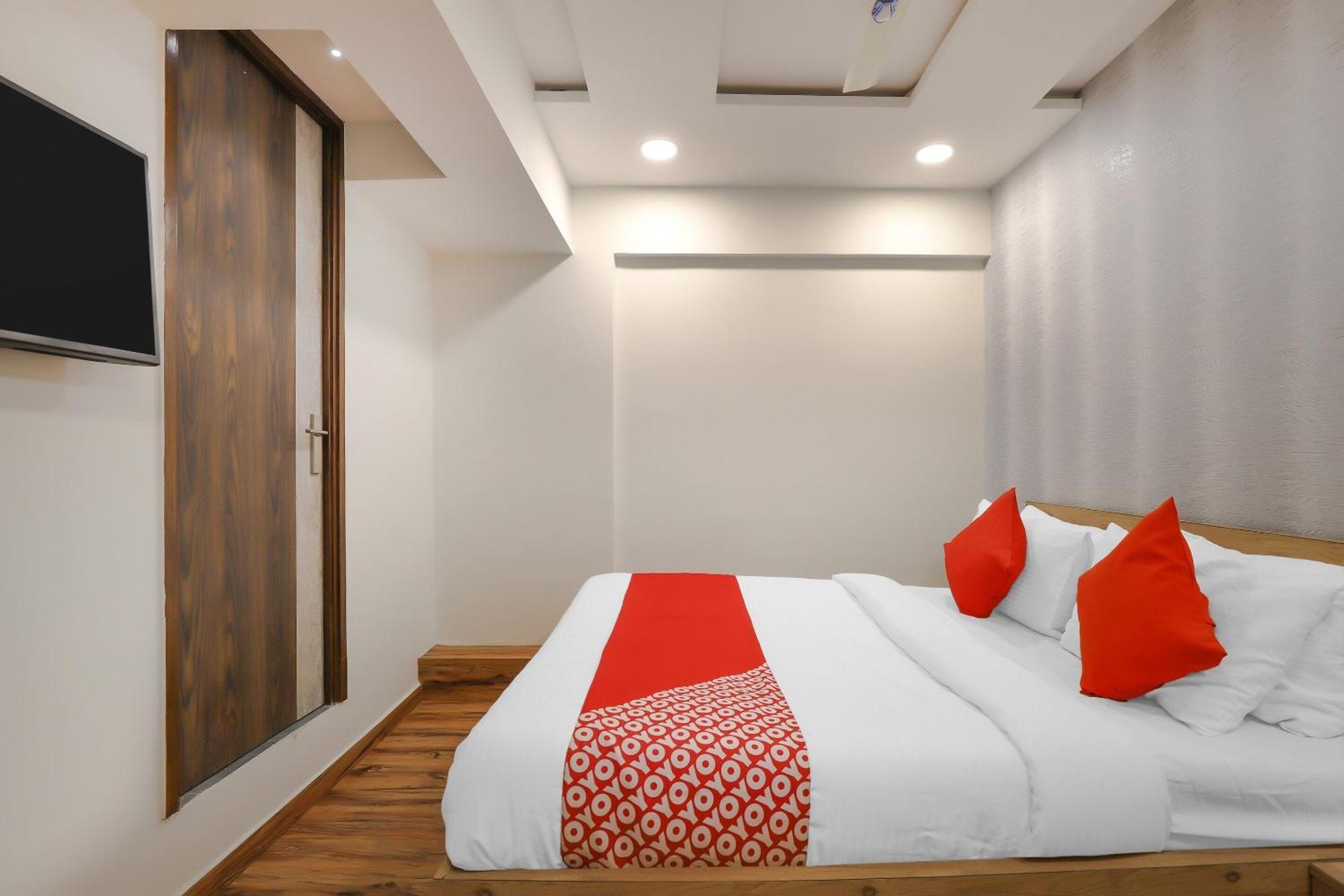 OYO Hotel 75323 Hotel Shree Nivas Ahmedabad Buitenkant foto