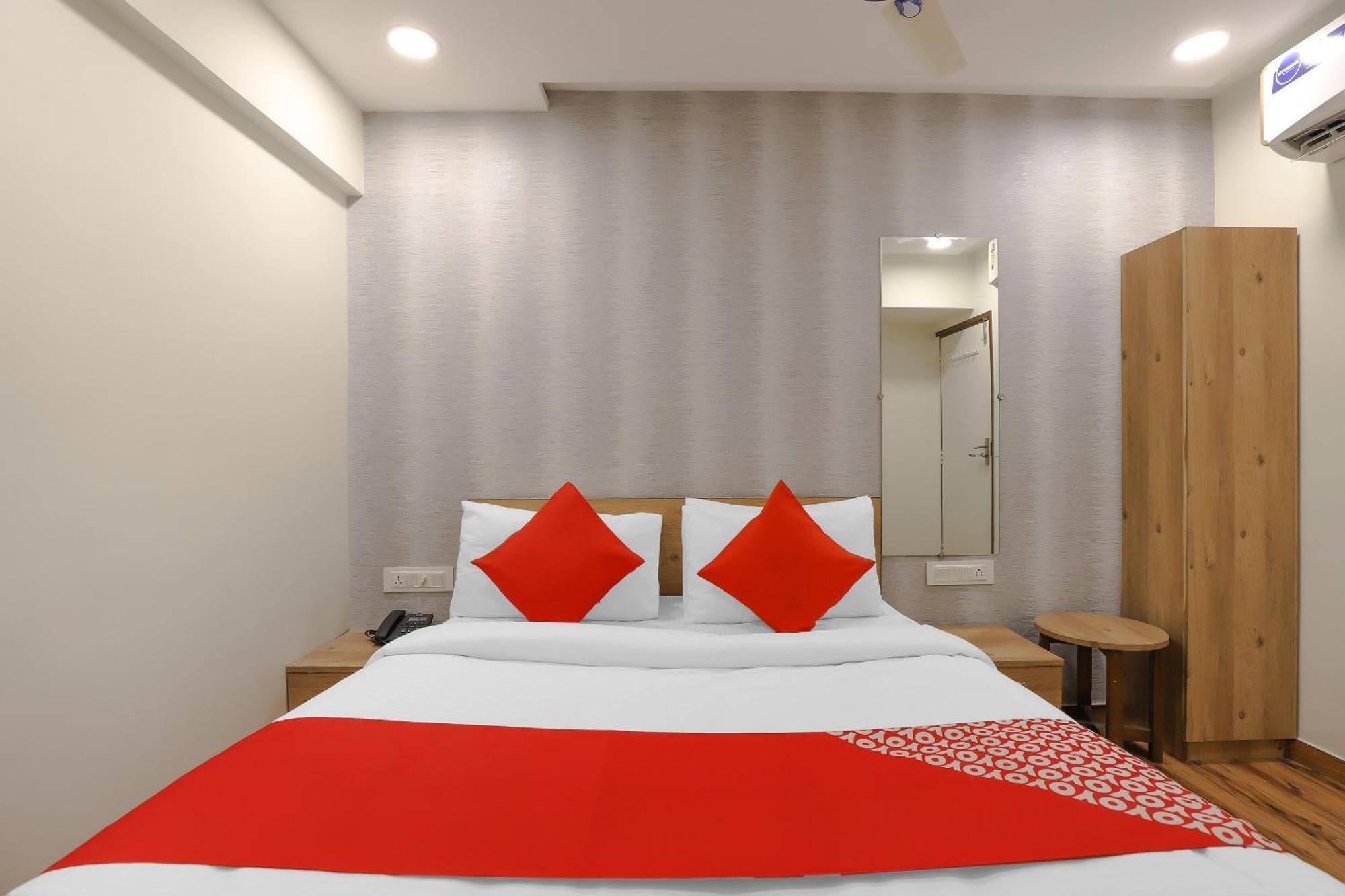 OYO Hotel 75323 Hotel Shree Nivas Ahmedabad Buitenkant foto