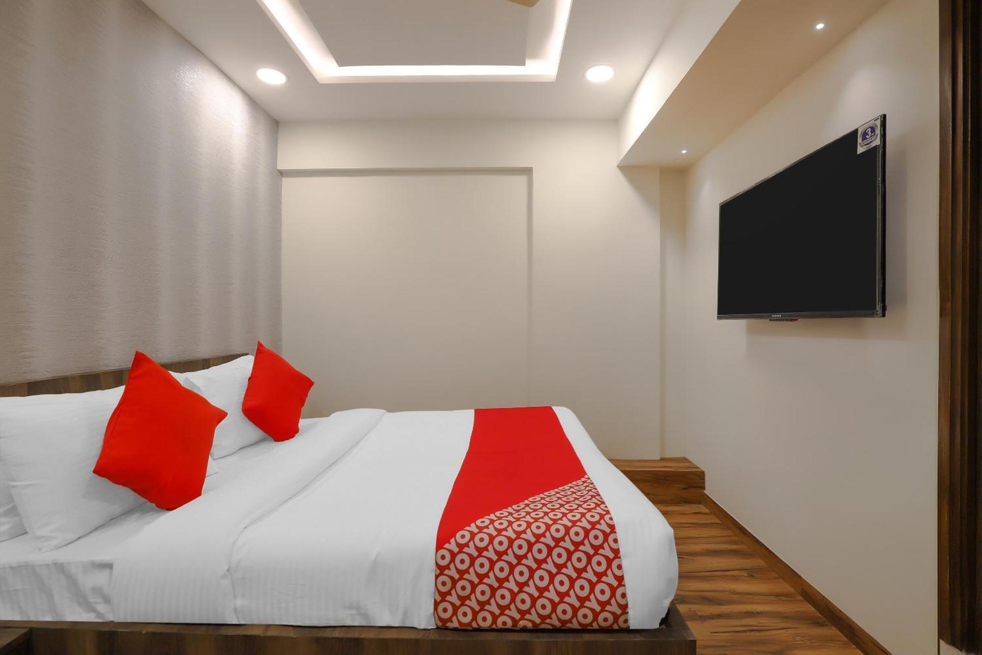 OYO Hotel 75323 Hotel Shree Nivas Ahmedabad Buitenkant foto