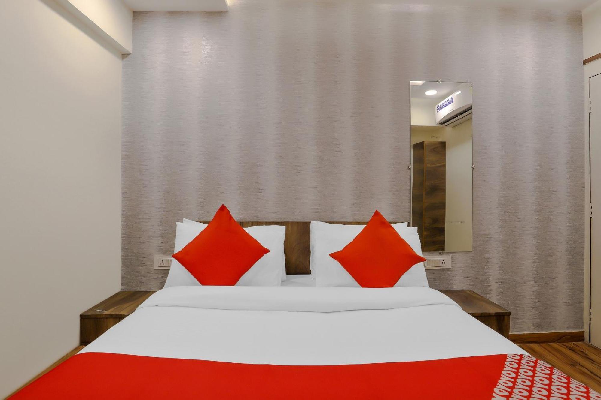 OYO Hotel 75323 Hotel Shree Nivas Ahmedabad Buitenkant foto