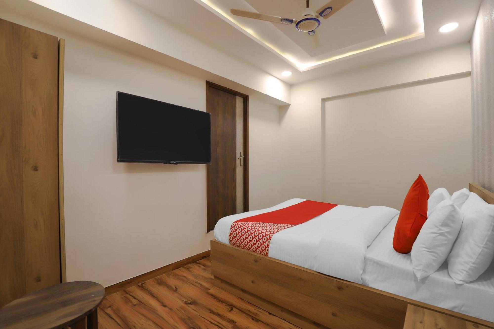 OYO Hotel 75323 Hotel Shree Nivas Ahmedabad Buitenkant foto