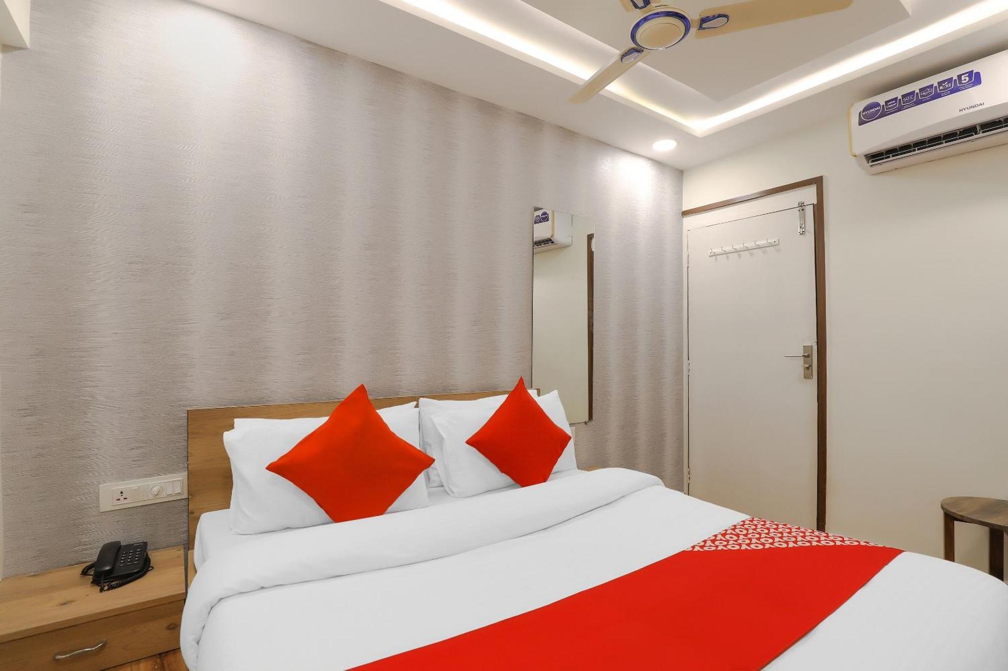 OYO Hotel 75323 Hotel Shree Nivas Ahmedabad Buitenkant foto