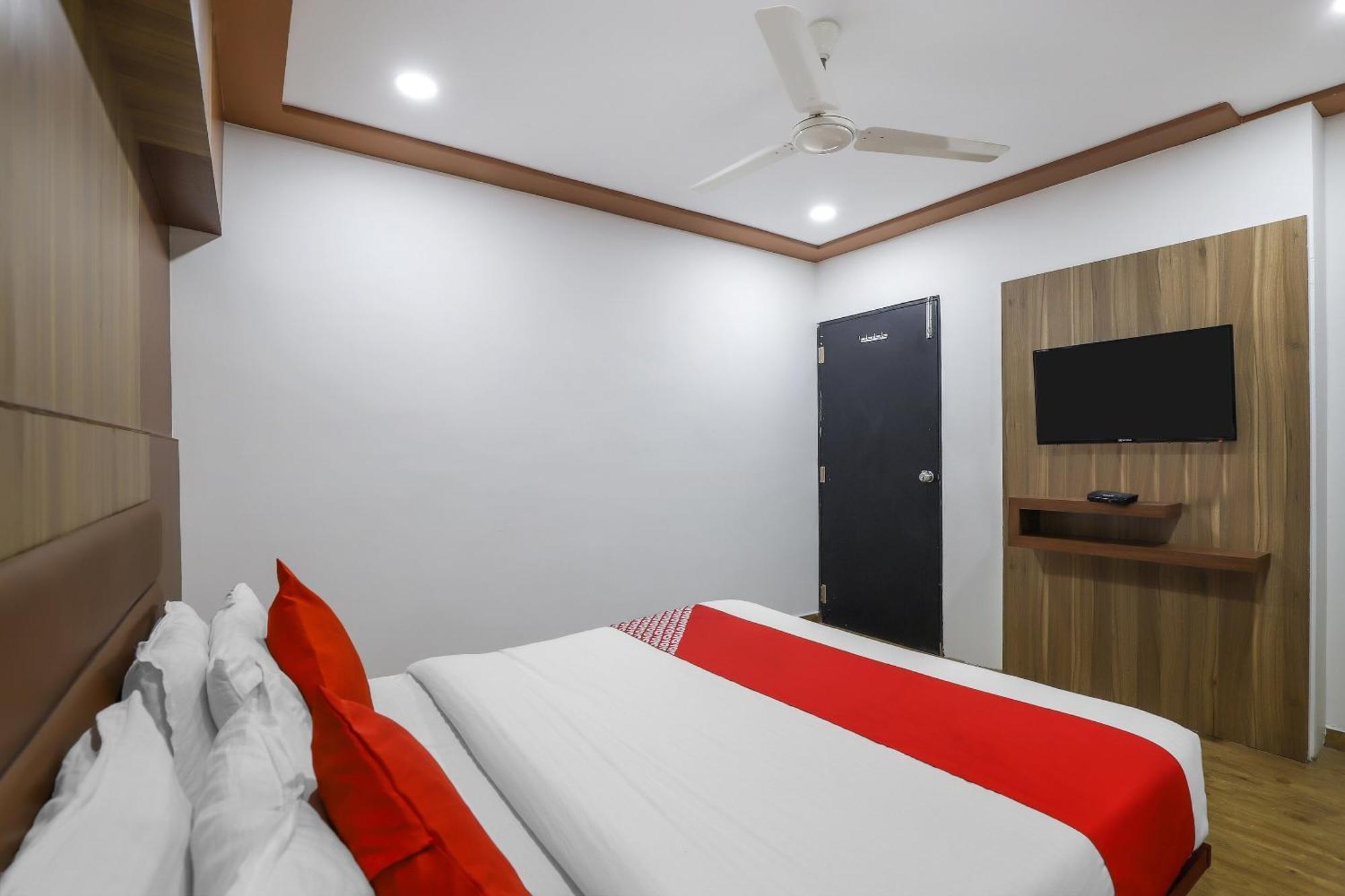 OYO Hotel 75323 Hotel Shree Nivas Ahmedabad Buitenkant foto