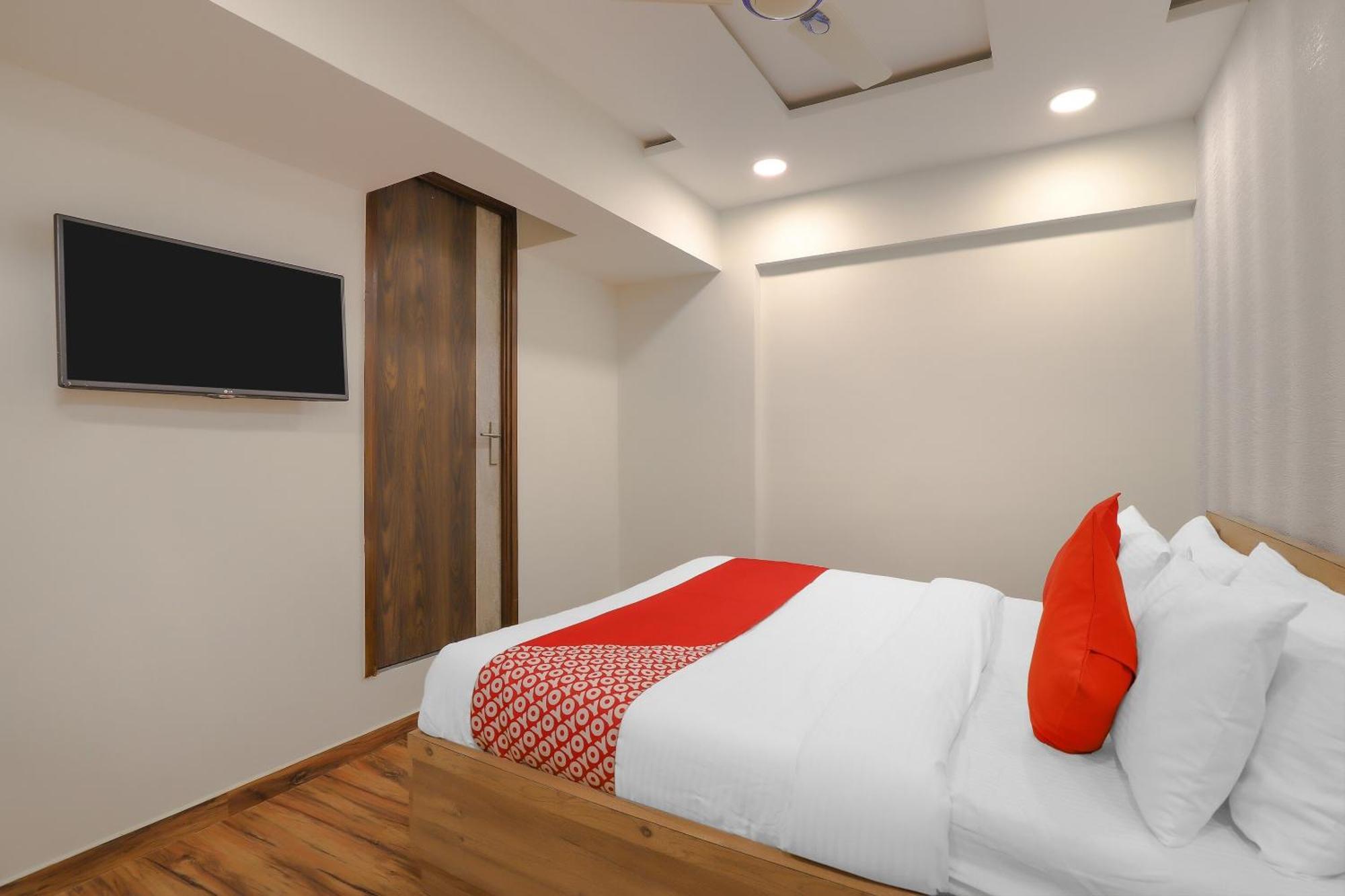 OYO Hotel 75323 Hotel Shree Nivas Ahmedabad Buitenkant foto