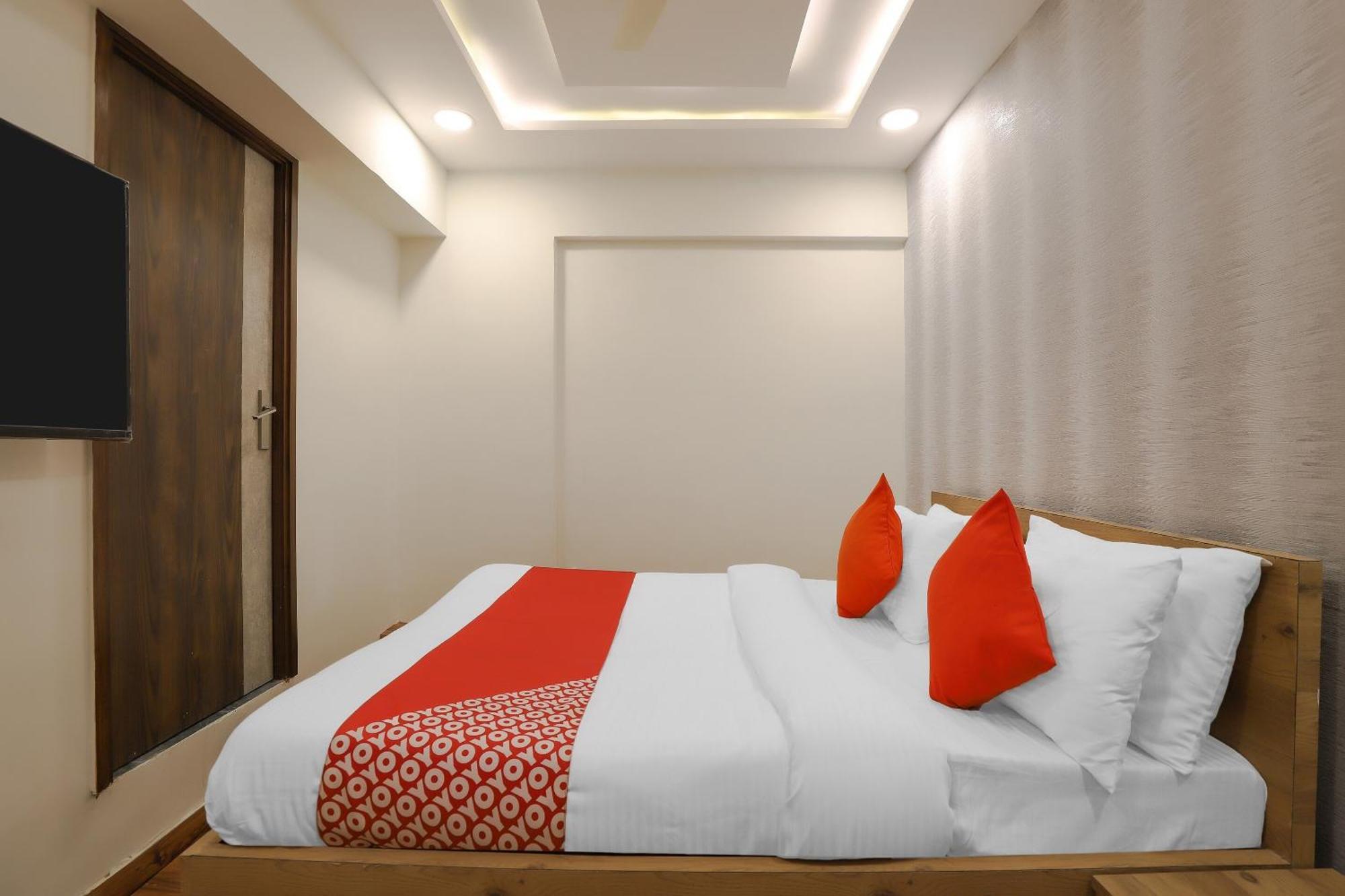 OYO Hotel 75323 Hotel Shree Nivas Ahmedabad Buitenkant foto