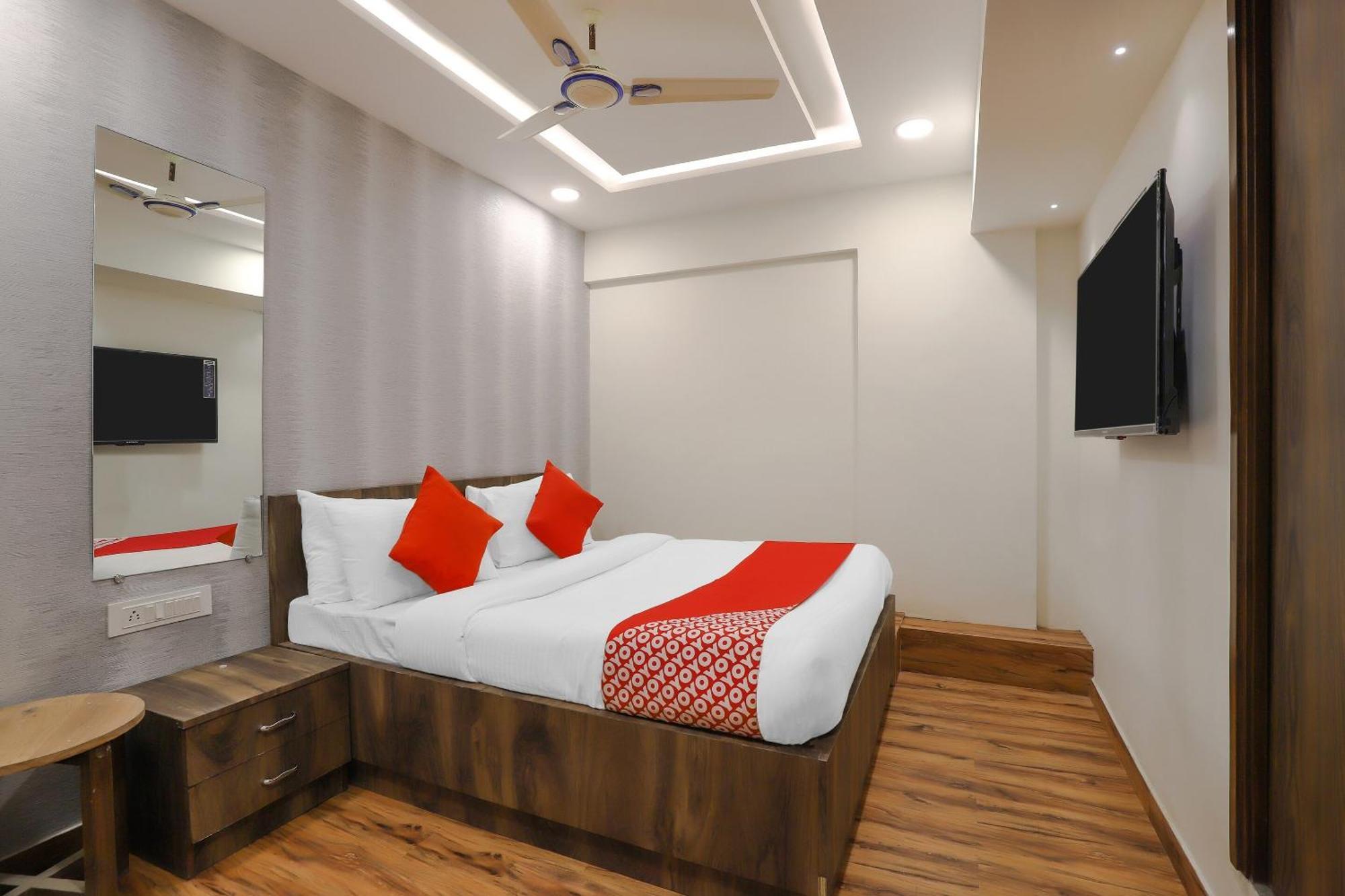 OYO Hotel 75323 Hotel Shree Nivas Ahmedabad Buitenkant foto