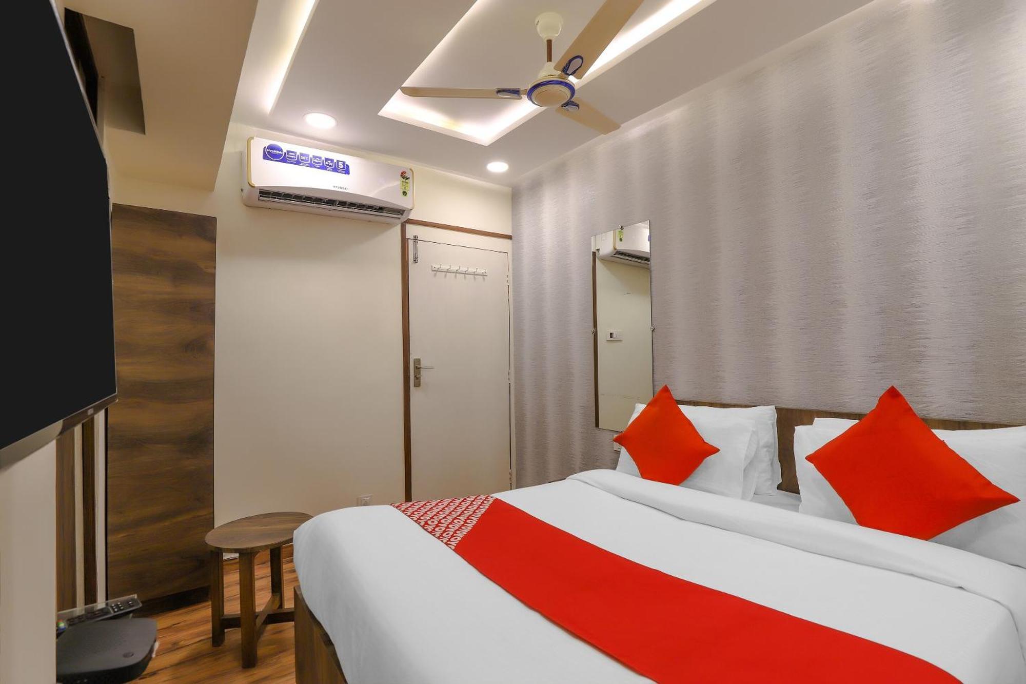 OYO Hotel 75323 Hotel Shree Nivas Ahmedabad Buitenkant foto
