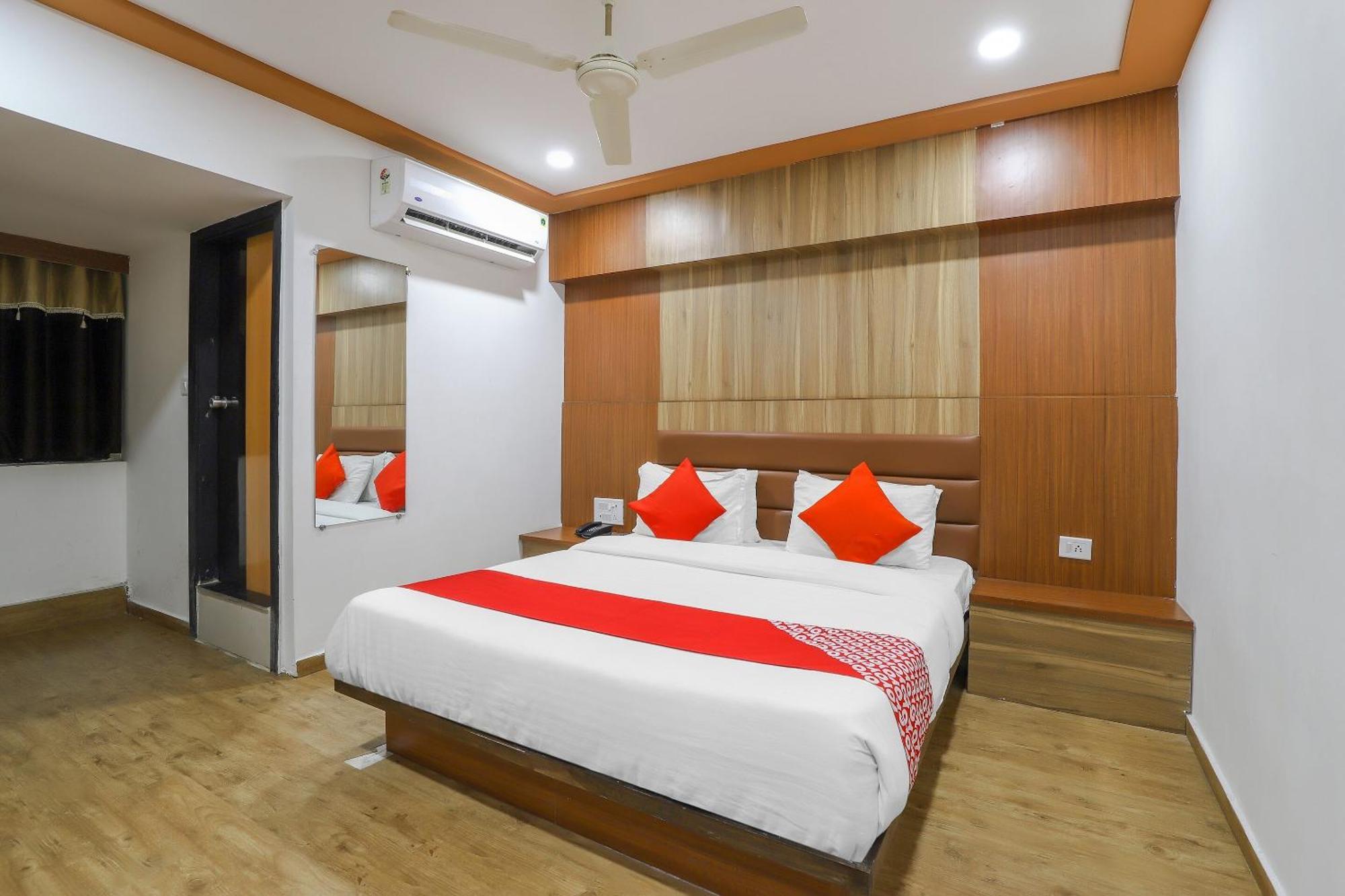 OYO Hotel 75323 Hotel Shree Nivas Ahmedabad Buitenkant foto