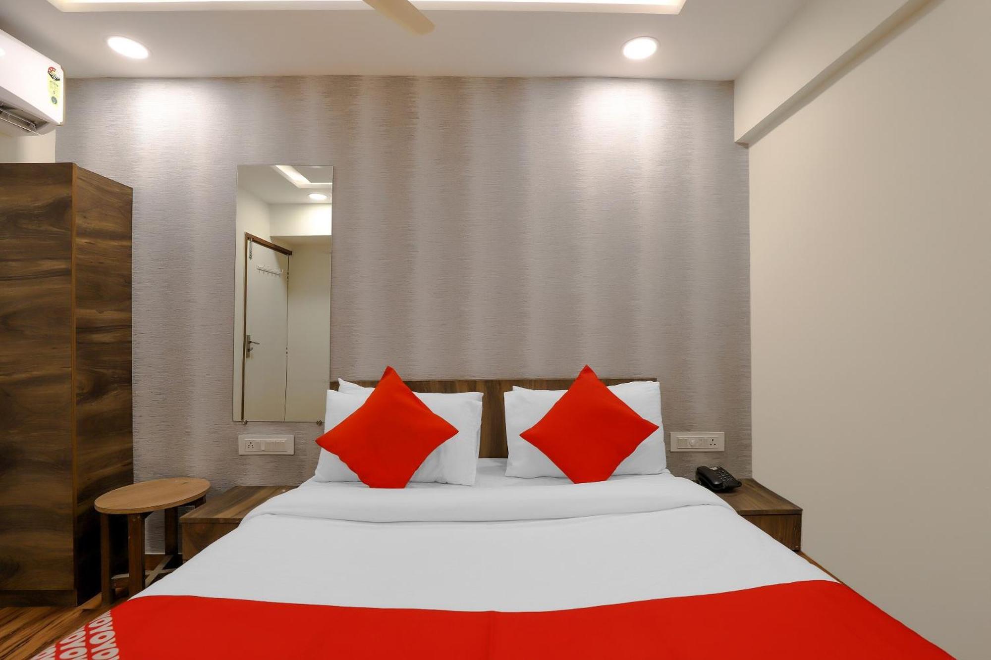 OYO Hotel 75323 Hotel Shree Nivas Ahmedabad Buitenkant foto