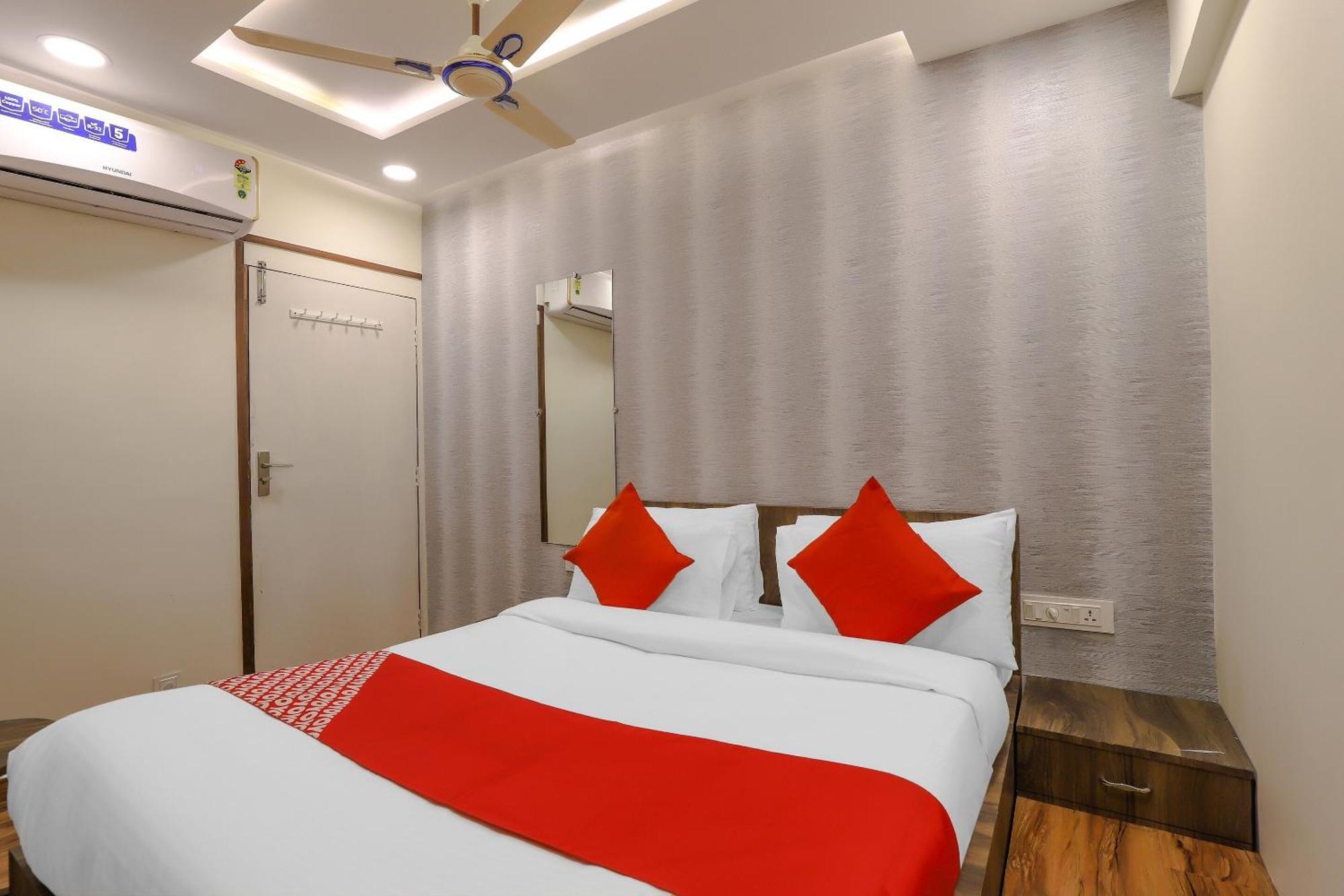 OYO Hotel 75323 Hotel Shree Nivas Ahmedabad Buitenkant foto