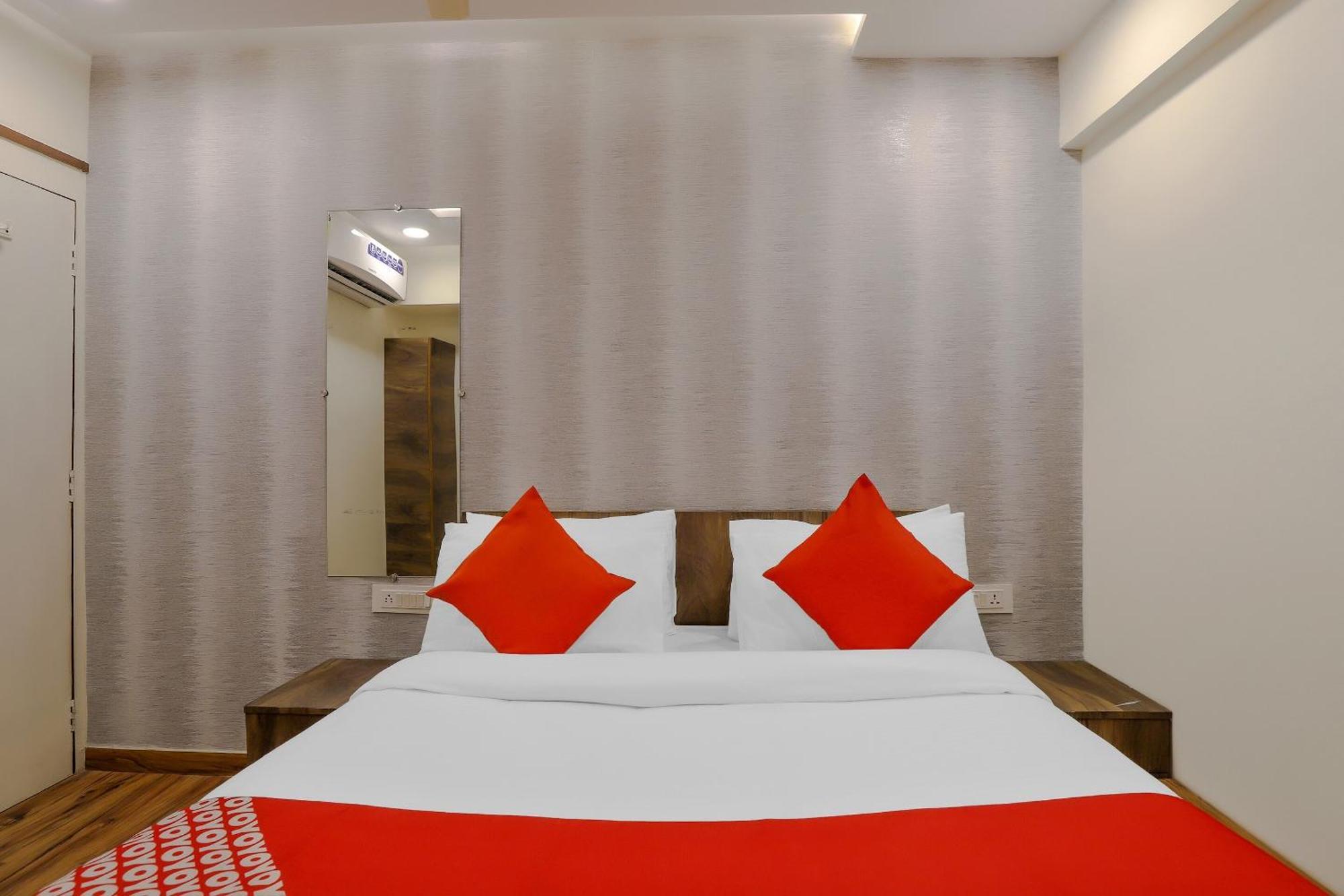 OYO Hotel 75323 Hotel Shree Nivas Ahmedabad Buitenkant foto
