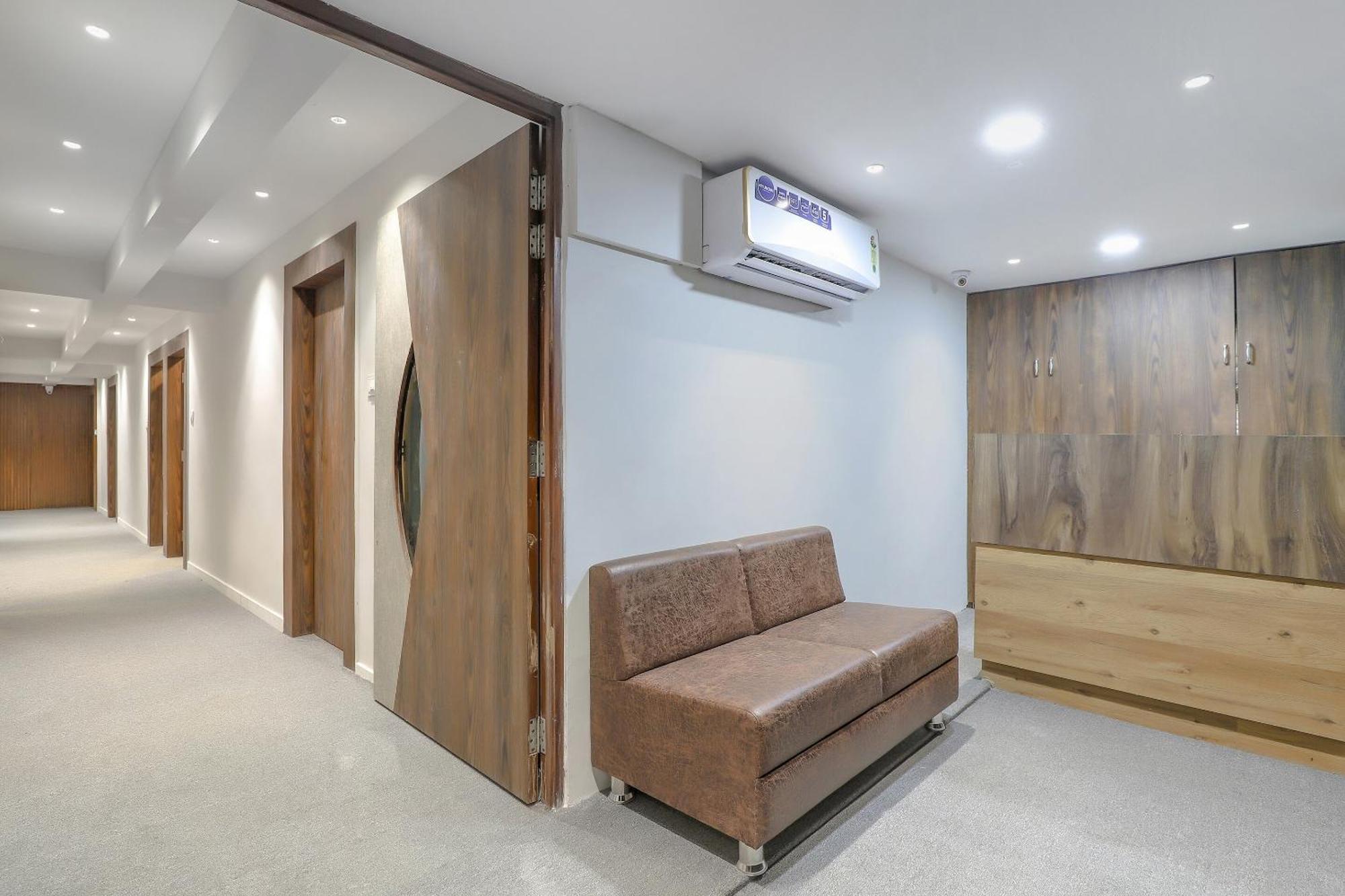 OYO Hotel 75323 Hotel Shree Nivas Ahmedabad Buitenkant foto