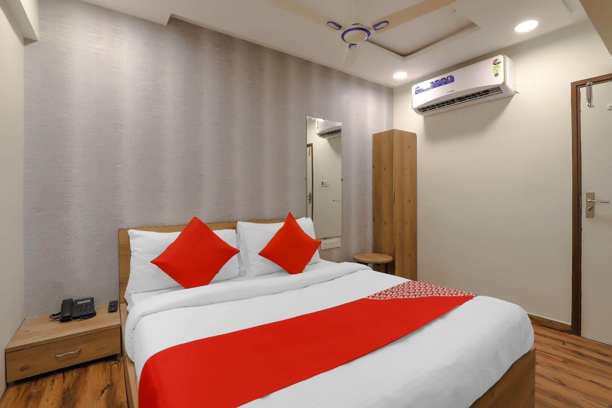 OYO Hotel 75323 Hotel Shree Nivas Ahmedabad Buitenkant foto