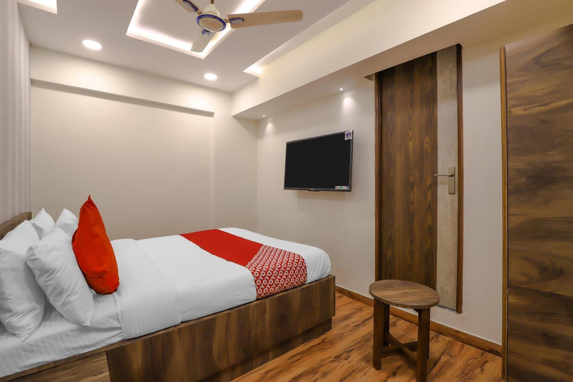 OYO Hotel 75323 Hotel Shree Nivas Ahmedabad Buitenkant foto