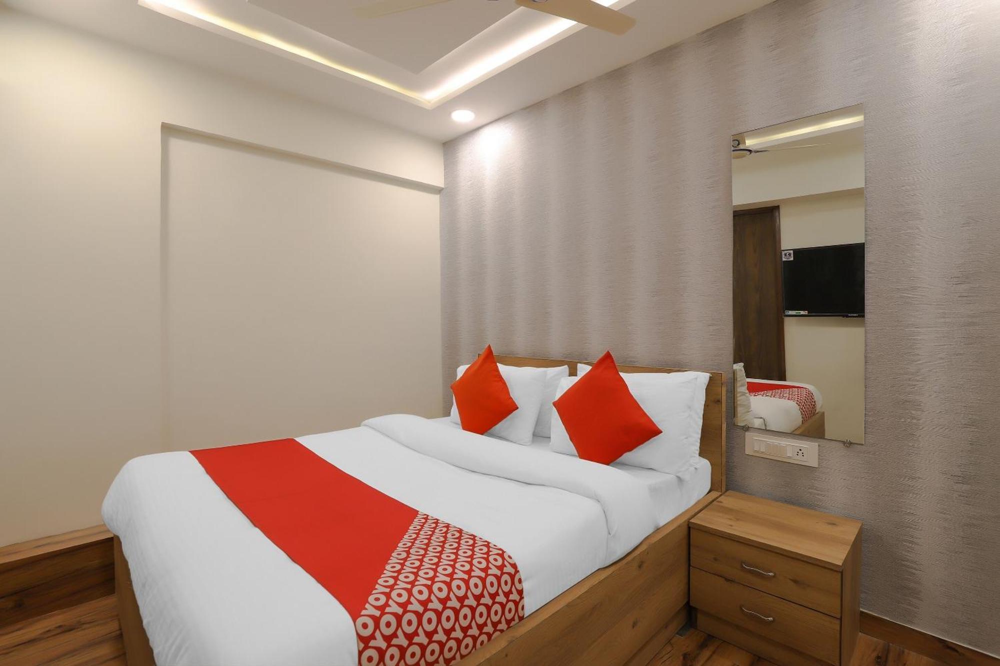 OYO Hotel 75323 Hotel Shree Nivas Ahmedabad Buitenkant foto