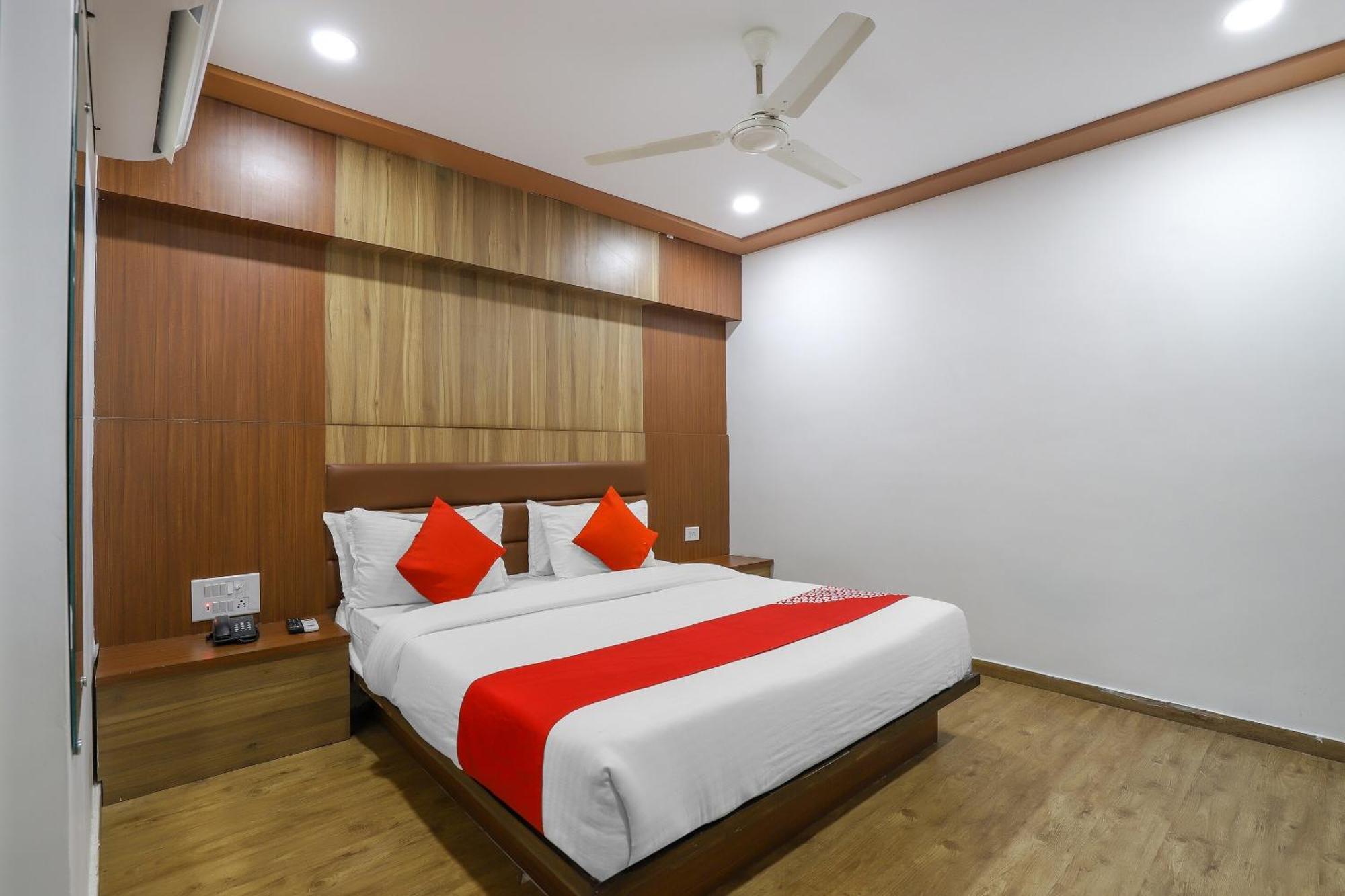 OYO Hotel 75323 Hotel Shree Nivas Ahmedabad Buitenkant foto