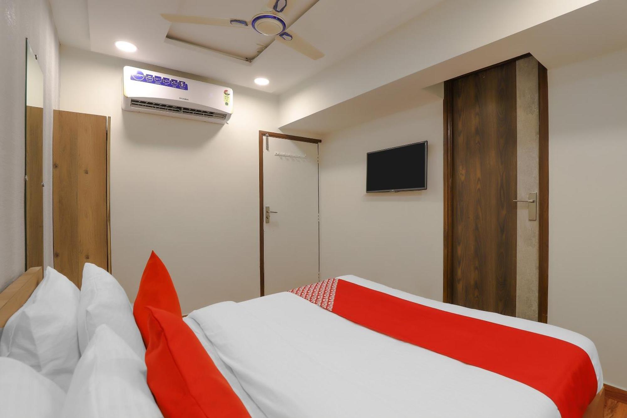 OYO Hotel 75323 Hotel Shree Nivas Ahmedabad Buitenkant foto