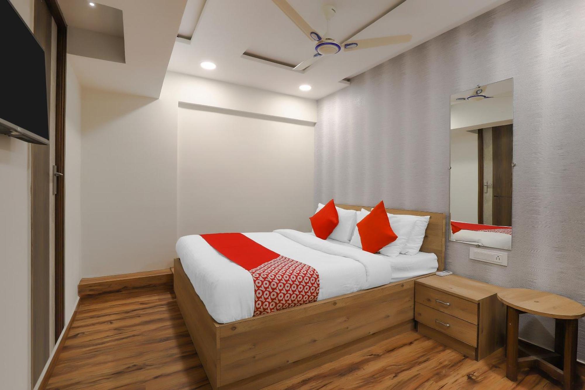 OYO Hotel 75323 Hotel Shree Nivas Ahmedabad Buitenkant foto