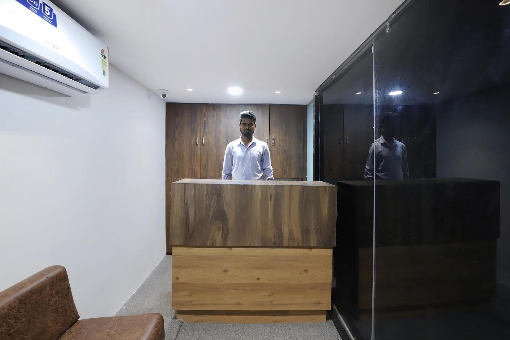 OYO Hotel 75323 Hotel Shree Nivas Ahmedabad Buitenkant foto