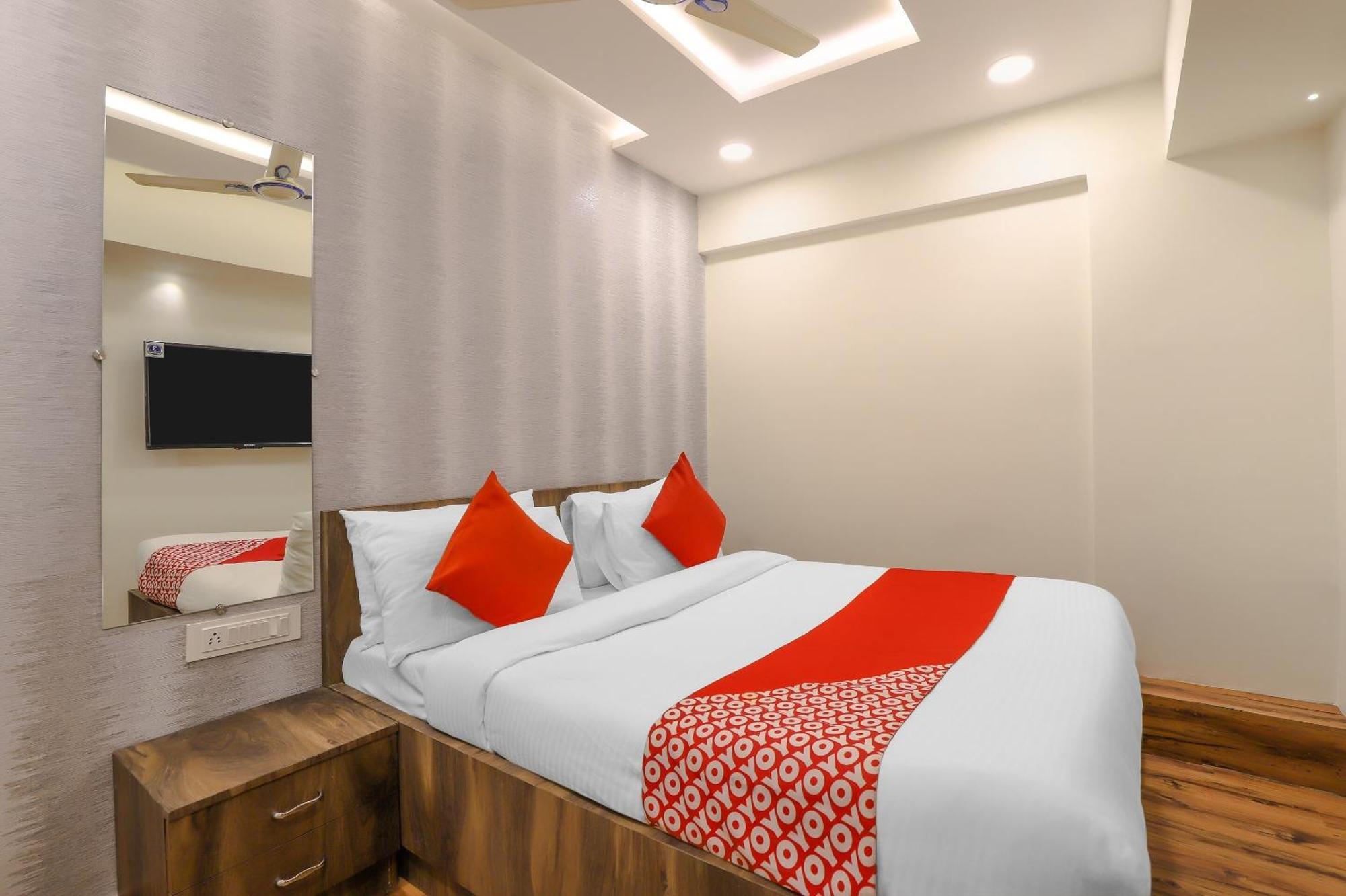 OYO Hotel 75323 Hotel Shree Nivas Ahmedabad Buitenkant foto