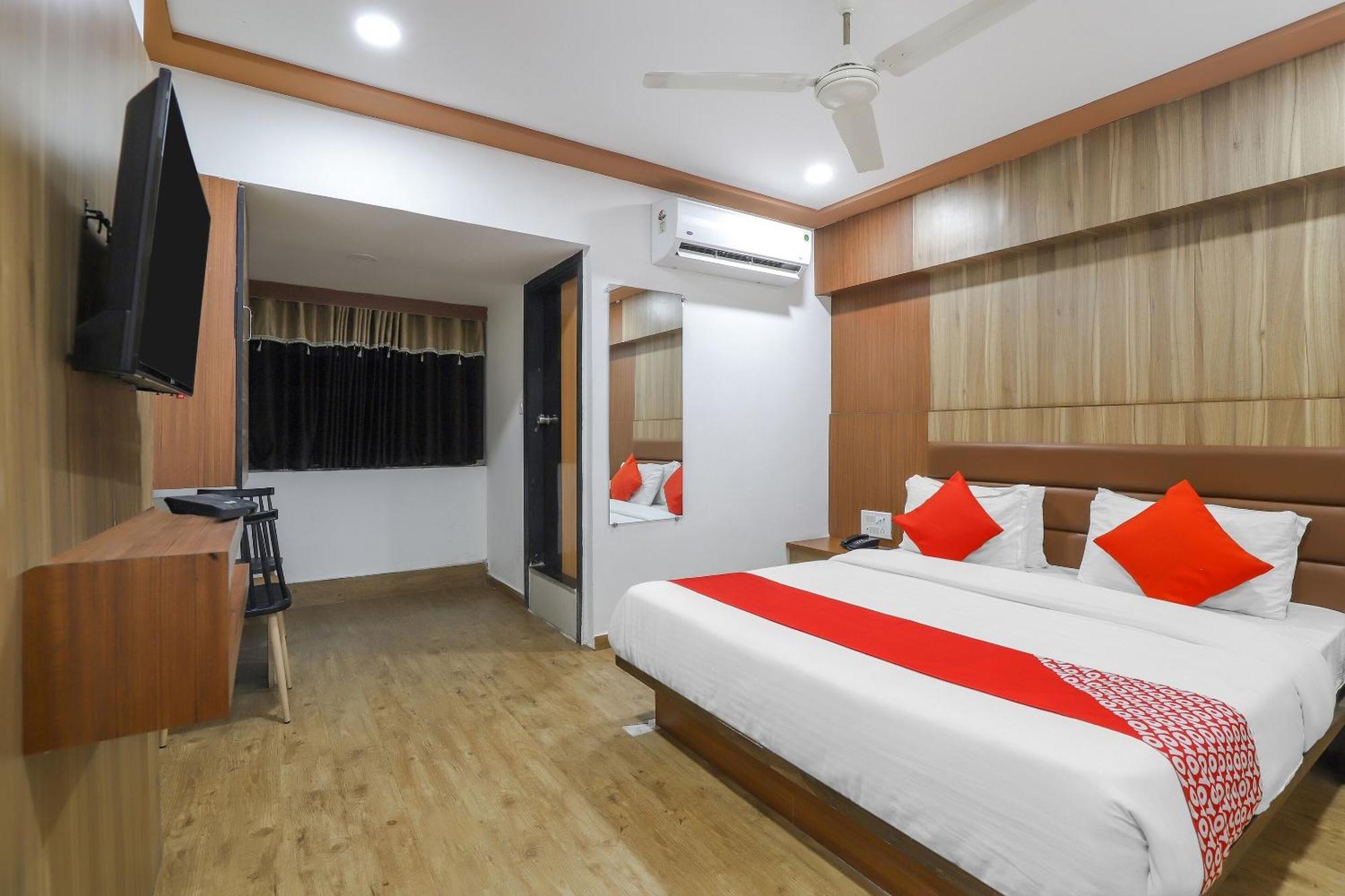OYO Hotel 75323 Hotel Shree Nivas Ahmedabad Buitenkant foto